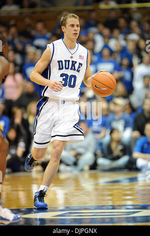 Feb 25, 2010 - Durham, North Carolina, Stati Uniti d'America - il duca diavoli blu (30) JON SCHEYER come la Duke University Blue Devils sconfiggere il Tulsa Golden Hurricane con un punteggio finale di 70-52 come hanno giocato al Cameron Indoor Stadium si trova a Durham. Copyright 2010 Jason Moore. (Credito Immagine: © Jason Moore/ZUMApress.com) Foto Stock