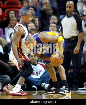 Mar 04, 2010 - Miami, FL - Florida, Stati Uniti d'America - Stati Uniti - Miami---fl-calore-04b--------basket della NBA con i Los Angeles Lakers visitando il Miami Heat all'American Airlines Arena. Nel primo trimestre, di Miami Dwyane Wade protezioni stella Laker Kobe Bryant. Robert Duyos, Sun Sentinel (credito Immagine: © Sun-Sentinel/ZUMApress.com) Foto Stock