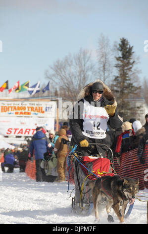 Mar 07, 2010 - Willow, Alaska, Stati Uniti d'America - MATT HAYASHIDA come egli toglie all inizio del sentiero Iditarod Sled Dog Race 2010 a Willow, Alaska per il 1100 mile race across Alaska. (Credito Immagine: © Ron Levy/ZUMA Press) Foto Stock