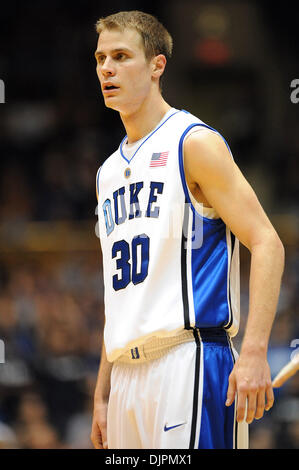 Feb 25, 2010 - Durham, North Carolina, Stati Uniti d'America - il duca diavoli blu (30) JON SCHEYER come la Duke University Blue Devils sconfiggere il Tulsa Golden Hurricane con un punteggio finale di 70-52 come hanno giocato al Cameron Indoor Stadium si trova a Durham. Copyright 2010 Jason Moore. (Credito Immagine: © Jason Moore/ZUMApress.com) Foto Stock
