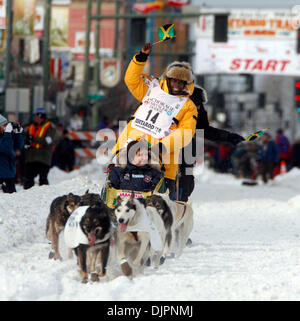 Mar 06, 2010 - Anchorage, Alaska, Stati Uniti d'America - giamaicano musher Newton unità Marshall il suo cane squadra 4 Ave. in Anchorage in Alaska, con Janet Tremer, dalla Pennsylvania, in slitta durante la partenza cerimoniale del sentiero Iditarod Sled Dog Race Sabato 6 marzo 2010. (Credito Immagine: © Al Grillo/ZUMA Press) Foto Stock