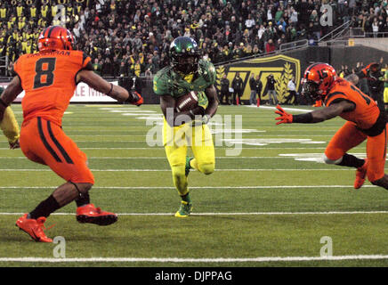 Eugene, Oregon, Stati Uniti d'America. Il 29 novembre 2013. Oregon Duck running back De'Anthony Thomas (#6) break gratuito per Oregon del primo touchdown contro la Oregon State castori a Autzen Stadium Credito: Richard Morgan/Alamy Live News Foto Stock