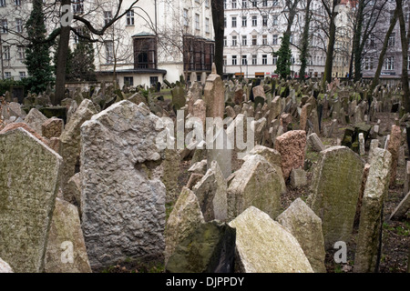 Il vecchio cimitero ebraico di Praga. Il vecchio cimitero ebraico di Praga (Repubblica Ceca: il vecchio cimitero ebreo) è situato nel mondo ebraico Foto Stock