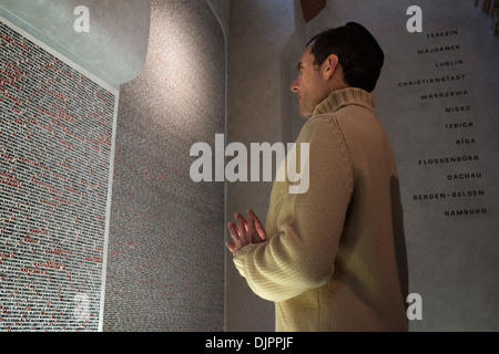 Pregando accanto ai nomi delle vittime sulle pareti della sinagoga Pinkas. L'edificio attuale è opera di Horowitz Foto Stock