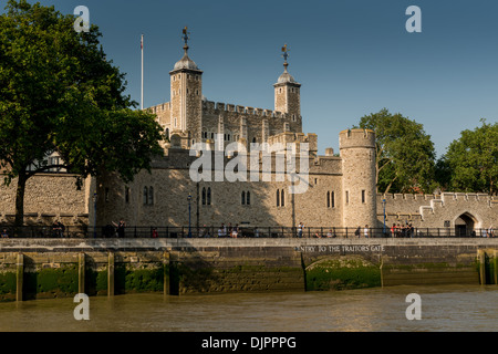 Torre di Londra dal Tamigi Foto Stock