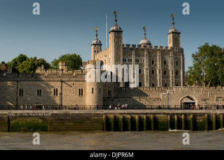 Torre di Londra dal Tamigi Foto Stock