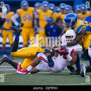 San Jose, CA, . 29 Nov, 2013. Fresno membro Bulldogs running back Josh Quezada (20) viene affrontato durante il NCAA Football gioco tra il San Jose State spartani e il Raschino di Fresno membro Bulldogs a Spartan Stadium di San Jose, CA. San Jose sconfitto Fresno membro 62-52. Damon Tarver/CSM/Alamy Live News Foto Stock