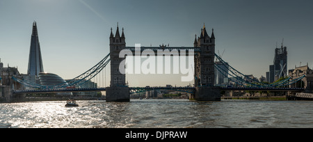 Il Tower Bridge dal fiume Tamigi Foto Stock