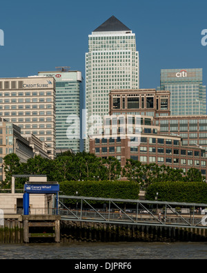 Vista a Canary Wharf e Isle of Dogs dal fiume Tamigi Foto Stock