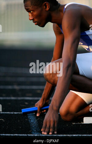 Apr. 23, 2010 - Tampa, Florida, Stati Uniti - TP 321541 te via.EDMUND D. FONTANA | Orari .(23/04/2010 Seffner) Armwood's Treyon Hankerson si prepara a eseguire i ragazzi 4x400 m relè presso il quartiere 3A-9 via soddisfare a Armwood High School on April 23, 2010. [EDMUND D. FONTANA, volte] (credito Immagine: Â© San Pietroburgo volte/ZUMApress.com) Foto Stock