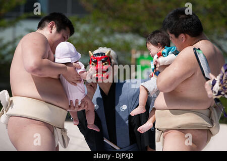 Apr. 25, 2010 - Tokyo, Giappone - come dilettanti lottatori di sumo tenere i neonati durante il festival annuale "Nakizumo' (pianto sumo) presso il Tempio di Sensoji e uomo mascherato tenta di spaventare loro, così saranno grido. Un centinaio di bambini nati nel 2009 ha partecipato al concorso di pianto, il quale è tenuto a pregare per bambini piccoli (" bébés " crescita e la salute di tutto il Giappone. Più è forte il pianto il migliore. Il primo bambino a wai Foto Stock