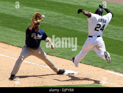 Apr. 28, 2010 - Miami, FL - Florida, Stati Uniti d'America - Stati Uniti - FL-marlins-padres-0428g -- S -- San Diego Padres sconfitto il Florida Marlins 6-4, Mercoledì, Aprile 28. Marlins' Cameron Maybin è fuori in un primo momento come Padres' Adrian Gonzalez rende il tratto. foto/Robert Mayer (credito Immagine: © Sun-Sentinel/ZUMApress.com) Foto Stock