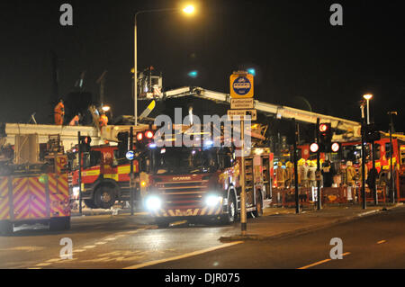 Glasgow, Scotland, Regno Unito. Il 30 novembre 2013. Un elicottero della polizia ha schiantato in un pub in Glasgow. Una banda è stata la riproduzione quando il crash è avvenuto e le persone sono state portate in ospedale. Credito: Andrew Steven Graham/Alamy Live News Foto Stock
