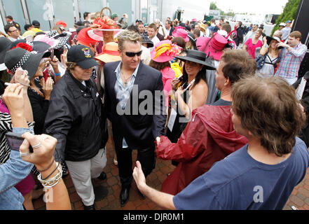 Maggio 01, 2010 - Louisville, Kentucky, Stati Uniti - Gary LeVox, cantante dei Rascal Flatts spostato attraverso la folla in 136In esecuzione del Derby del Kentucky a Churchill Downs sabato 1 maggio 2010. Foto di Charles Bertram (credito Immagine: © Lexington Herald-Leader/ZUMApress.com) Foto Stock