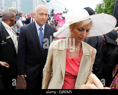 Maggio 01, 2010 - Louisville, Kentucky, Stati Uniti - Ex Baltimore Orioles giocatore di baseball Cal Ripken arrivati al 136in esecuzione del Derby del Kentucky a Churchill Downs sabato 1 maggio 2010. Foto di Charles Bertram (credito Immagine: © Lexington Herald-Leader/ZUMApress.com) Foto Stock