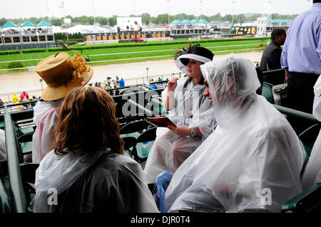 Maggio 01, 2010 - Louisville, Kentucky, Stati Uniti - Lisa Higgins, a sinistra e a Charlotte Browning di Louisville, cappelli, e Allie Pastoria e Brendon Higgins di Detroit non hanno lasciato la pioggia smorzare il loro giorno di Derby. Sedevano in un box esterno avvolto in una struttura plastica ponchos e parzialmente schermato dalle tribune del tetto. Foto di Tom Eblen | personale (credito Immagine: © Lexington Herald-Leader/ZUMApress Foto Stock