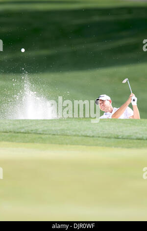 Maggio 02, 2010 - Charlotte, North Carolina, Stati Uniti - BILL HAAS tiri fuori il bunker di 14 durante il round finale della cava di quaglia campionato. Il round finale della cava di quaglia campionato è stato svolto presso la Cava di quaglia Country Club a Charlotte nel Nord Carolina e vide Rory McIlroy rivendicazione la sua prima vittoria di PGA. (Credito Immagine: © Jim Dedmon/ZUMApress.com) Foto Stock