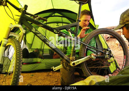 03 maggio 2010 - Moab, Utah, Stati Uniti d'America - un gruppo di appassionati di mountain bike fissato un permesso per il White Rim Trail che corre attraverso il Parco Nazionale di Canyonlands vicino a Moab, Utah. Il gruppo aveva una trazione a quattro ruote motrici vehcile per supporto. Si accamparono in certified campeggi. Il sentiero è di 103 miglia lungo e viene eseguito attraverso una bella desert canyon e paesaggi. La molla meteo era soleggiata e tempestose. Foto Stock