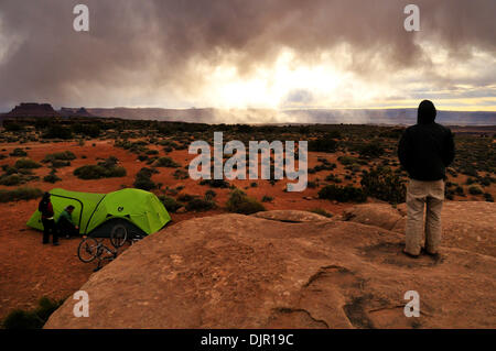 03 maggio 2010 - Moab, Utah, Stati Uniti d'America - un gruppo di appassionati di mountain bike fissato un permesso per il White Rim Trail che corre attraverso il Parco Nazionale di Canyonlands vicino a Moab, Utah. Il gruppo aveva una trazione a quattro ruote motrici vehcile per supporto. Si accamparono in certified campeggi. Il sentiero è di 103 miglia lungo e viene eseguito attraverso una bella desert canyon e paesaggi. La molla meteo era soleggiata e tempestose. Foto Stock