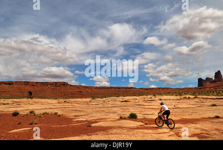 03 maggio 2010 - Moab, Utah, Stati Uniti d'America - un gruppo di appassionati di mountain bike fissato un permesso per il White Rim Trail che corre attraverso il Parco Nazionale di Canyonlands vicino a Moab, Utah. Il gruppo aveva una trazione a quattro ruote motrici vehcile per supporto. Si accamparono in certified campeggi. Il sentiero è di 103 miglia lungo e viene eseguito attraverso una bella desert canyon e paesaggi. La molla meteo era soleggiata e tempestose. Foto Stock