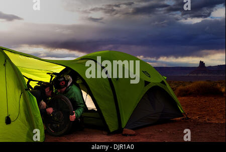 03 maggio 2010 - Moab, Utah, Stati Uniti d'America - un gruppo di appassionati di mountain bike fissato un permesso per il White Rim Trail che corre attraverso il Parco Nazionale di Canyonlands vicino a Moab, Utah. Il gruppo aveva una trazione a quattro ruote motrici vehcile per supporto. Si accamparono in certified campeggi. Il sentiero è di 103 miglia lungo e viene eseguito attraverso una bella desert canyon e paesaggi. La molla meteo era soleggiata e tempestose. Foto Stock