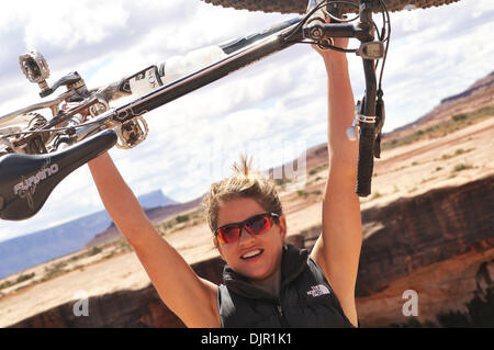 03 maggio 2010 - Moab, Utah, Stati Uniti d'America - un gruppo di appassionati di mountain bike fissato un permesso per il White Rim Trail che corre attraverso il Parco Nazionale di Canyonlands vicino a Moab, Utah. Il gruppo aveva una trazione a quattro ruote motrici vehcile per supporto. Si accamparono in certified campeggi. Il sentiero è di 103 miglia lungo e viene eseguito attraverso una bella desert canyon e paesaggi. La molla meteo era soleggiata e tempestose. Foto Stock