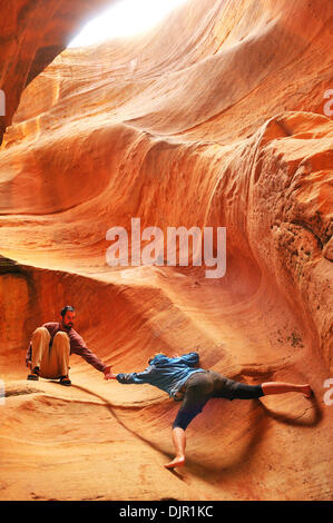 03 maggio 2010 - Moab, Utah, Stati Uniti d'America - un gruppo di appassionati di mountain bike fissato un permesso per il White Rim Trail che corre attraverso il Parco Nazionale di Canyonlands vicino a Moab, Utah. Il gruppo aveva una trazione a quattro ruote motrici vehcile per supporto. Si accamparono in certified campeggi. Il sentiero è di 103 miglia lungo e viene eseguito attraverso una bella desert canyon e paesaggi. La molla meteo era soleggiata e tempestose. Foto Stock