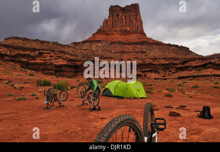 03 maggio 2010 - Moab, Utah, Stati Uniti d'America - un gruppo di appassionati di mountain bike fissato un permesso per il White Rim Trail che corre attraverso il Parco Nazionale di Canyonlands vicino a Moab, Utah. Il gruppo aveva una trazione a quattro ruote motrici vehcile per supporto. Si accamparono in certified campeggi. Il sentiero è di 103 miglia lungo e viene eseguito attraverso una bella desert canyon e paesaggi. La molla meteo era soleggiata e tempestose. Foto Stock