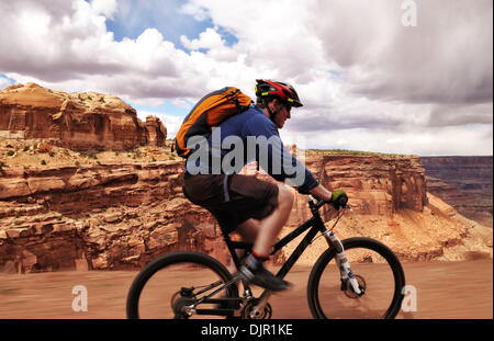 03 maggio 2010 - Moab, Utah, Stati Uniti d'America - un gruppo di appassionati di mountain bike fissato un permesso per il White Rim Trail che corre attraverso il Parco Nazionale di Canyonlands vicino a Moab, Utah. Il gruppo aveva una trazione a quattro ruote motrici vehcile per supporto. Si accamparono in certified campeggi. Il sentiero è di 103 miglia lungo e viene eseguito attraverso una bella desert canyon e paesaggi. La molla meteo era soleggiata e tempestose. Foto Stock