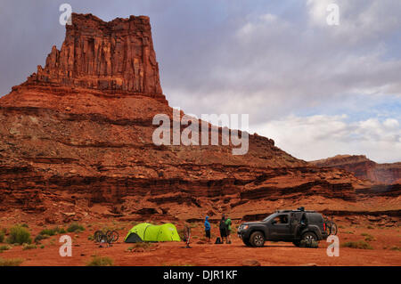 03 maggio 2010 - Moab, Utah, Stati Uniti d'America - un gruppo di appassionati di mountain bike fissato un permesso per il White Rim Trail che corre attraverso il Parco Nazionale di Canyonlands vicino a Moab, Utah. Il gruppo aveva una trazione a quattro ruote motrici vehcile per supporto. Si accamparono in certified campeggi. Il sentiero è di 103 miglia lungo e viene eseguito attraverso una bella desert canyon e paesaggi. La molla meteo era soleggiata e tempestose. Foto Stock