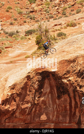 03 maggio 2010 - Moab, Utah, Stati Uniti d'America - un gruppo di appassionati di mountain bike fissato un permesso per il White Rim Trail che corre attraverso il Parco Nazionale di Canyonlands vicino a Moab, Utah. Il gruppo aveva una trazione a quattro ruote motrici vehcile per supporto. Si accamparono in certified campeggi. Il sentiero è di 103 miglia lungo e viene eseguito attraverso una bella desert canyon e paesaggi. La molla meteo era soleggiata e tempestose. Foto Stock