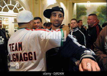 14 maggio 2010 - Manhattan, New York, Stati Uniti d'America - PAULIE MALIGNAGGI arriva a pesare-in. La WBA Super leggero titolo sfidanti Amir Khan di Bolton, Inghilterra (22-1 16 KO) e Paulie Malignaggi di Brooklyn, New York (27-3 5 KO's) vengono pesati in prima della lotta alla Essex House on Central Park South. La lotta è prevista per sabato 15 maggio presso il Madison Square Garden. (Credito immagine: Foto Stock