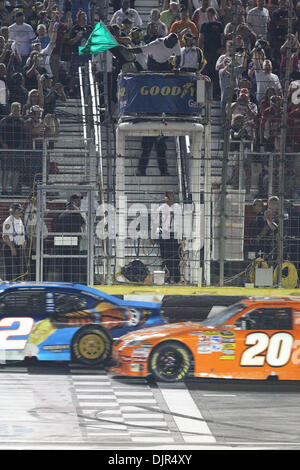 22 maggio 2010 - Charlotte, North Carolina, Stati Uniti - MICHAEL JORDAN, onde la bandiera verde durante la Sprint Cup tutte le star race a Lowes Motor Speedway di Charlotte. (Credito Immagine: © Jim Dedmon/ZUMApress.com) Foto Stock