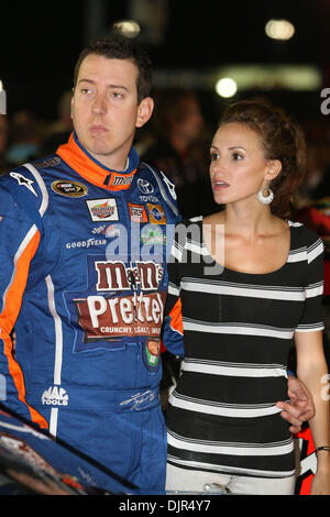 22 maggio 2010 - Charlotte, North Carolina, Stati Uniti - Controverso KYLE Bosch e la sua fidanzata appena prima della partenza della Sprint Cup tutte le star race a Lowes Motor Speedway di Charlotte. (Credito Immagine: © Jim Dedmon/ZUMApress.com) Foto Stock