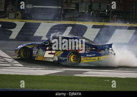 22 maggio 2010 - Charlotte, North Carolina, Stati Uniti - KYLE BOSCH fa sua la vittoria burnout dopo aver vinto la Sprint Cup tutte le star race a Lowes Motor Speedway di Charlotte. (Credito Immagine: © Jim Dedmon/ZUMApress.com) Foto Stock