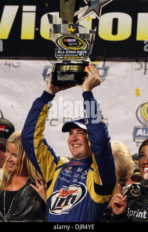 22 maggio 2010 - Charlotte, North Carolina, Stati Uniti - KYLE Bosch tiene alto il suo trofeo dopo aver vinto la Sprint Cup tutte le star race a Lowes Motor Speedway di Charlotte. (Credito Immagine: © Jim Dedmon/ZUMApress.com) Foto Stock