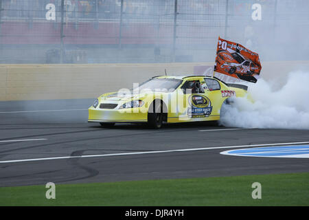 22 maggio 2010 - Charlotte, North Carolina, Stati Uniti - JOEY LaGANO vince il concorso di burnout durante la Sprint Cup tutte le star race a Lowes Motor Speedway di Charlotte. (Credito Immagine: © Jim Dedmon/ZUMApress.com) Foto Stock