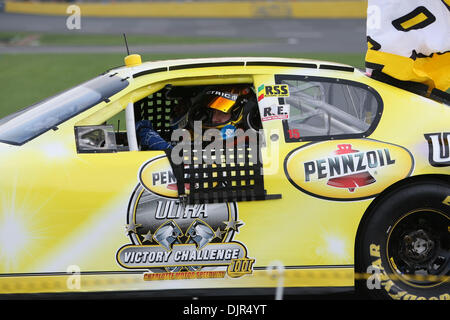 22 maggio 2010 - Charlotte, North Carolina, Stati Uniti - KYLE BOSCH dopo aver terminato il suo burnout sfida durante la Sprint Cup tutte le star race a Lowes Motor Speedway di Charlotte. (Credito Immagine: © Jim Dedmon/ZUMA Press) Foto Stock