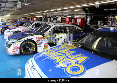 22 maggio 2010 - Charlotte, North Carolina, Stati Uniti - All'interno del garage al Lowes Motor Speedway durante la Sprint Cup tutte le star race a Lowes Motor Speedway di Charlotte. (Credito Immagine: © Jim Dedmon/ZUMA Press) Foto Stock