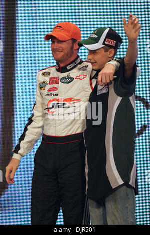 22 maggio 2010 - Charlotte, North Carolina, Stati Uniti - DALE EARNHARDT jr. e una ventola vincente a piedi sul palco al conducente le presentazioni durante la Sprint Cup tutte le star race a Lowes Motor Speedway di Charlotte. (Credito Immagine: © Jim Dedmon/ZUMA Press) Foto Stock