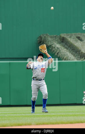 Apr. 08, 2010 - Pittsburgh, PA, Stati Uniti - 08 Aprile 2010: Los Angeles Dodgers' interbase Rafael Furcal (15) Si ritiene che le catture di un pop fly nel secondo inning nel terzo gioco dei Pirati Dodgers serie al PNC Park di Pittsburgh, PA..Dodgers ha vinto il gioco 10-8..Mandatory Credit: Dean Beattie / Southcreek media globali di credito (Immagine: © Dean Beattie/Southcreek globale/ZUMApress.com) Foto Stock