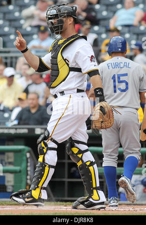 Apr. 08, 2010 - Pittsburgh, PA, Stati Uniti - 08 Aprile 2010: Pittsburgh Pirates' catcher Ryan Doumit (41) segnali a Pittsburgh Pirates' a partire lanciatore Paul Maholm (28) una pastella giù come Los Angeles Dodgers' interbase Rafael Furcal (15) passeggiate fuori in background dopo aver colpito da guardare nel gioco 3 della serie tra i pirati e Dodgers al PNC Park di Pittsburgh, PA...Dodgers Foto Stock