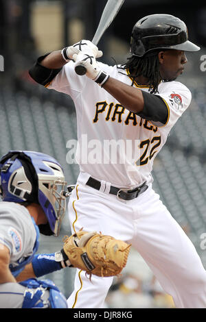 Apr. 08, 2010 - Pittsburgh, PA, Stati Uniti - 08 Aprile 2010: Pittsburgh Pirates' outfielder Andrew McCutchen (22) attende il passo lungo con Los Angeles Dodgers' catcher Brad Ausmus (12) nel gioco 3 della serie tra i pirati e Dodgers al PNC Park di Pittsburgh, PA...Dodgers ha vinto il gioco 10-2 ma ha perso la serie 2 giochi a 1.Credito: Dean Beattie / Southcreek Global Med Foto Stock