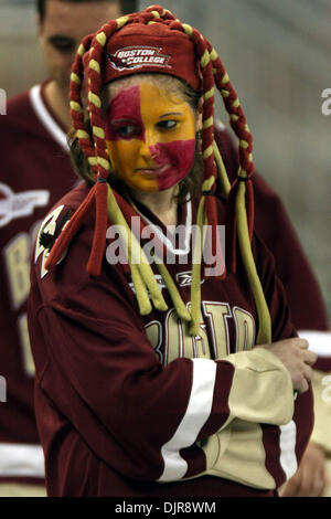 Apr. 10, 2010 - Detroit, Michigan, Stati Uniti - 10 Aprile 2010: un membro del Boston College pep band mostra i suoi colori. Il Boston College battere Wisconsin 5-0 nella NCAA Campionato di Hockey gioco al Ford Field di Detroit, Michigan. (Credito Immagine: © Alan Ashley/Southcreek globale/ZUMApress.com) Foto Stock