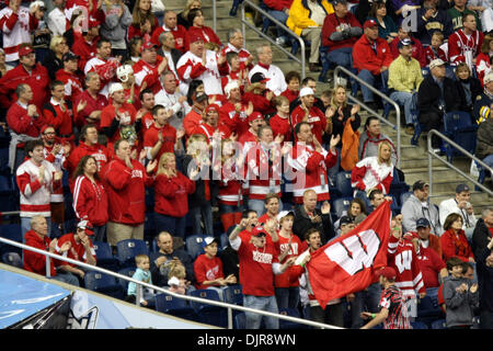 Apr. 10, 2010 - Detroit, Michigan, Stati Uniti - 10 Aprile 2010: una sezione del Wisconsin fan fare il tifo per i loro team. Il Boston College battere Wisconsin 5-0 nella NCAA Campionato di Hockey gioco al Ford Field di Detroit, Michigan. (Credito Immagine: © Alan Ashley/Southcreek globale/ZUMApress.com) Foto Stock