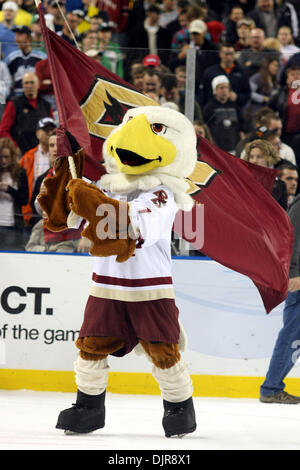 Apr. 10, 2010 - Detroit, Michigan, Stati Uniti - 10 Aprile 2010: Baldwin l'aquila celebra la vittoria sul ghiaccio. Il Boston College battere Wisconsin 5-0 nella NCAA Campionato di Hockey gioco al Ford Field di Detroit, Michigan. (Credito Immagine: © Alan Ashley/Southcreek globale/ZUMApress.com) Foto Stock