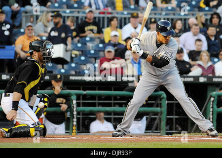 Apr. 21, 2010 - Pittsburgh, PA, Stati Uniti - 21 Aprile 2010: Pittsburgh Pirates' a partire catcher Ryan Doumit (41), pone il suo corpo dietro un passo che ha colpito lo sporco da Pittsburgh Pirates' a partire lanciatore Zach Duke (57) mentre Milwaukee brewers' outfielder Carlos Gomez (27)è stato a bat nel gioco 2 di 3 serie di gioco tra i pirati e di birra al PNC Park di Pittsburgh, PA...Brewers ha vinto il gioco Foto Stock