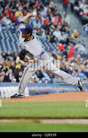 Apr. 21, 2010 - Pittsburgh, PA, Stati Uniti - 21 Aprile 2010: Milwaukee brewers' a partire lanciatore Yovani Gallardo (49) fa un passo nel primo inning di gioco 2 di 3 serie di gioco contro i pirati di Pittsburgh al PNC Park di Pittsburgh, PA...Brewers ha vinto game 2 delle 3 serie di gioco da parte di un cliente di 8-0..Mandatory Credit: Dean Beattie / Southcreek media globali di credito (Immagine: © Dean Beattie/So Foto Stock