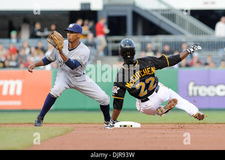 Apr. 21, 2010 - Pittsburgh, PA, Stati Uniti - 21 Aprile 2010: Milwaukee brewers' SS Alcides Escobar (21) attende la lanciate da Milwaukee brewers' catcher Gregg Zaun (9) come i pirati di Pittsburgh' outfielder Andrew McCutchen (22) ruba la seconda base nel primo inning di gioco 2 in 3 serie di gioco tra i pirati e di birra al PNC Park di Pittsburgh, PA...Brewers ha vinto il gioco 2 del gioco 3 s Foto Stock