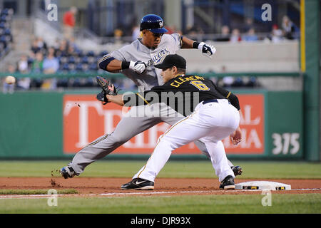 Apr. 21, 2010 - Pittsburgh, PA, Stati Uniti - 21 Aprile 2010: Milwaukee brewers' outfielder Carlos Gomez (27) batte il lanciare indietro al primo baseman Pittsburgh Pirates' 1B Jeff Clemente (6) nel secondo inning di gioco 2 di 3 serie di gioco tra i pirati e di birra al PNC Park di Pittsburgh, PA...Brewers ha vinto game 2 delle 3 serie di gioco da parte di un cliente di 8-0..Mandatory Credit: Dean Beattie / Foto Stock